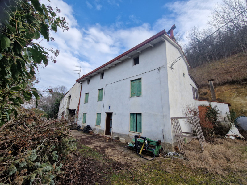 Scopri questo affascinante rustico indipendente situato nel cuore delle colline di Sarego, un ang...