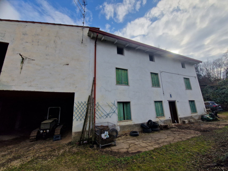Scopri questo affascinante rustico indipendente situato nel cuore delle colline di Sarego, un ang...
