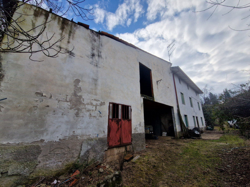 Scopri questo affascinante rustico indipendente situato nel cuore delle colline di Sarego, un ang...