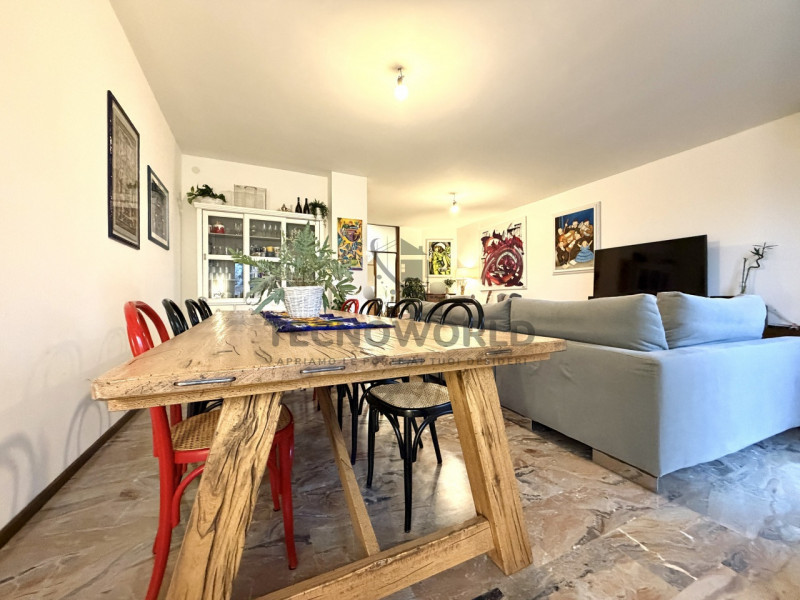 Scopri un'opportunità imperdibile in centro a Thiene!  Appartamento signorile, situato nel centro...