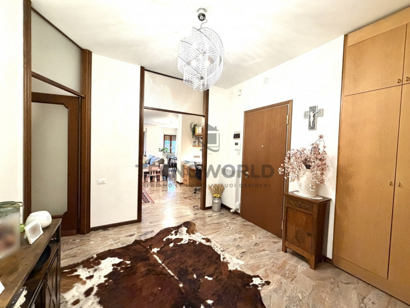 Nel centro storico di Thiene, proponiamo in vendita un raffinato appartamento dalle generose dime...