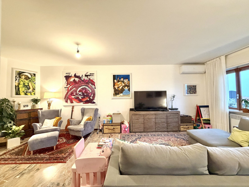 Scopri un'opportunità imperdibile in centro a Thiene!  Appartamento signorile, situato nel centro...