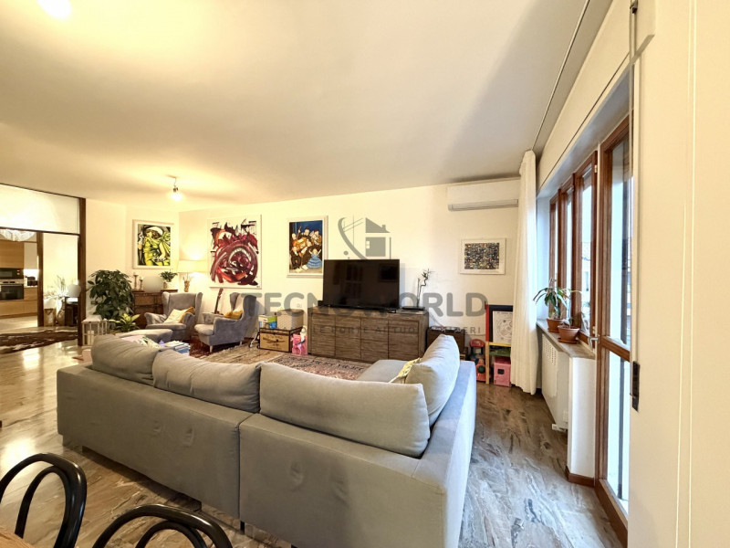 Scopri un'opportunità imperdibile in centro a Thiene!  Appartamento signorile, situato nel centro...