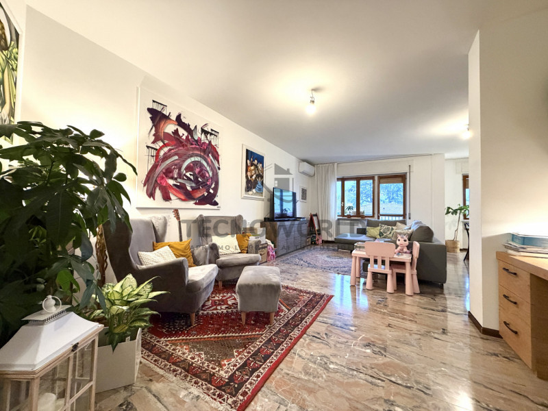 Scopri un'opportunità imperdibile in centro a Thiene!  Appartamento signorile, situato nel centro...