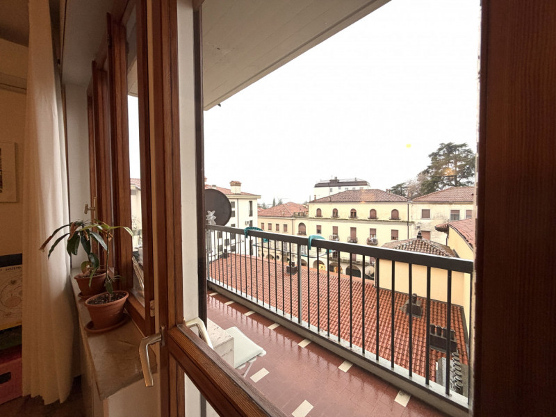 Scopri un'opportunità imperdibile in centro a Thiene!  Appartamento signorile, situato nel centro...