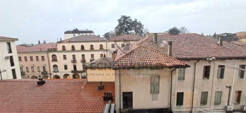 Scopri un'opportunità imperdibile in centro a Thiene!  Appartamento signorile, situato nel centro...