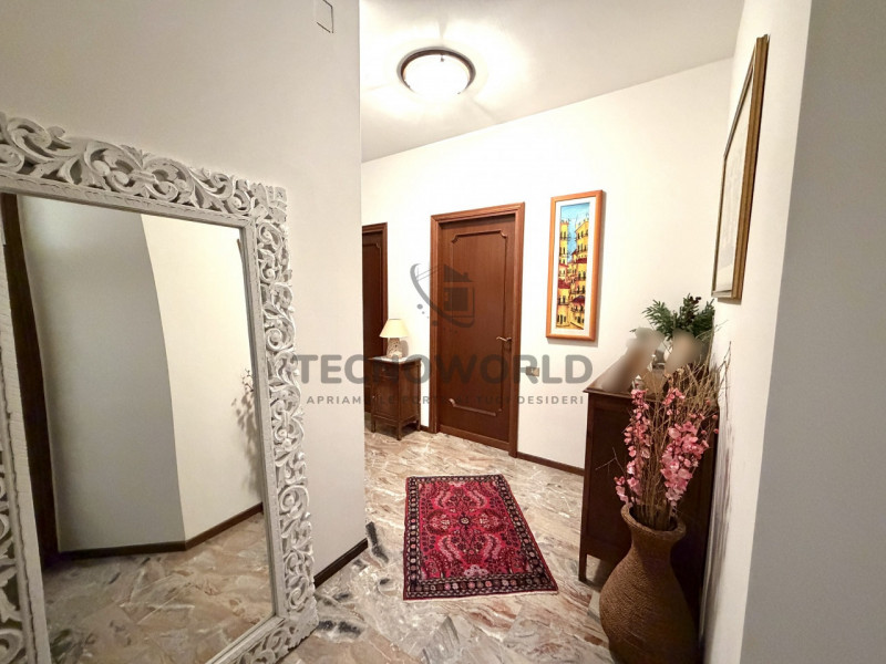 Scopri un'opportunità imperdibile in centro a Thiene!  Appartamento signorile, situato nel centro...