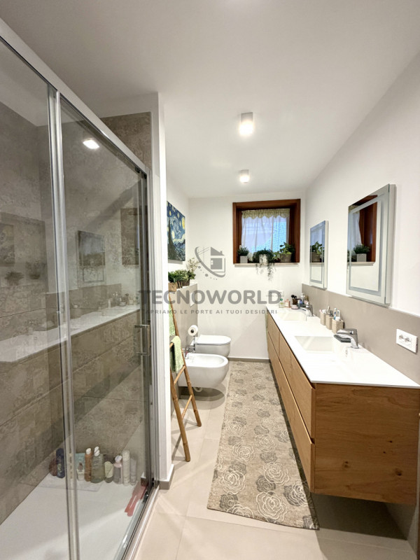 Scopri un'opportunità imperdibile in centro a Thiene!  Appartamento signorile, situato nel centro...