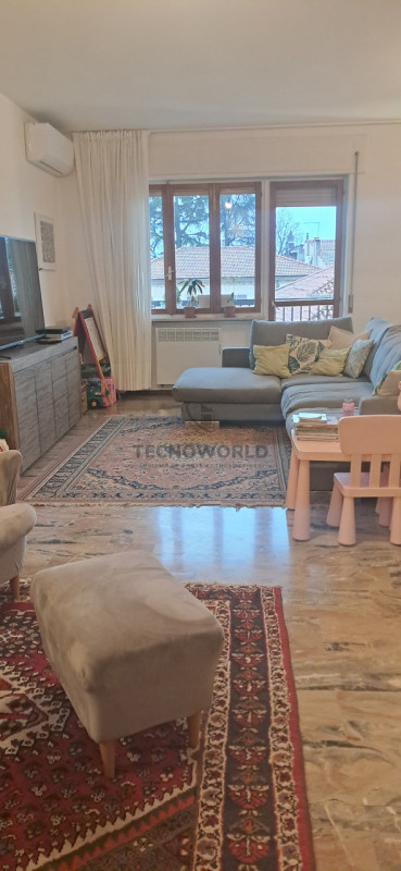 Scopri un'opportunità imperdibile in centro a Thiene!  Appartamento signorile, situato nel centro...