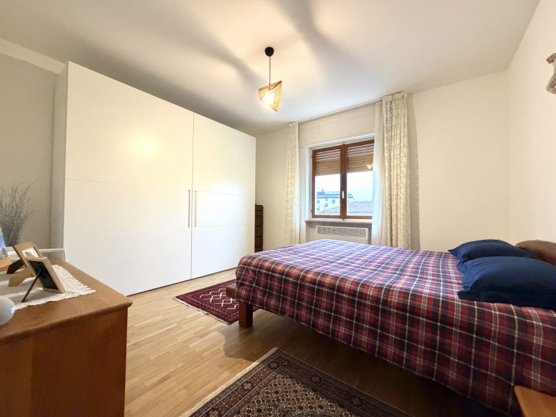 Nel centro storico di Thiene, proponiamo in vendita un raffinato appartamento dalle generose dime...