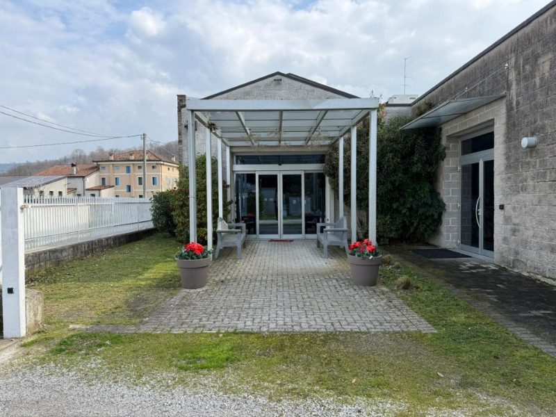 Situato tra le zone di Treponti e Villa di Teolo, ai piedi dei Colli Euganei ed in adiacenza alla...