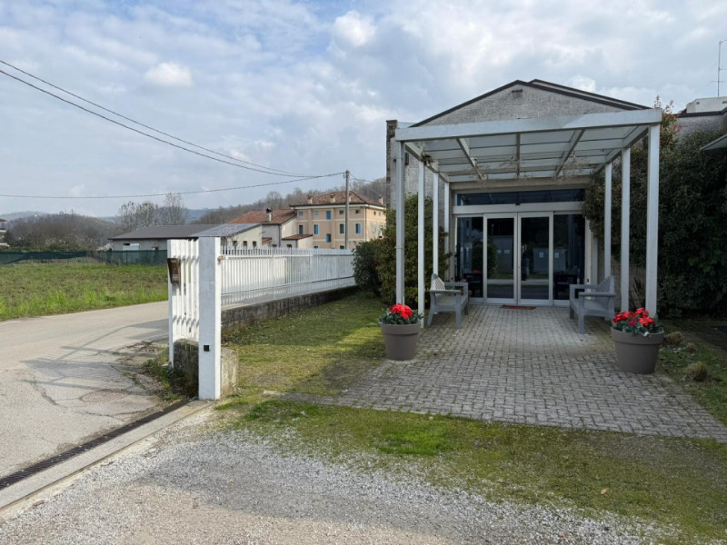 Situato tra le zone di Treponti e Villa di Teolo, ai piedi dei Colli Euganei ed in adiacenza alla...