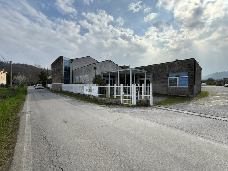 Situato tra le zone di Treponti e Villa di Teolo, ai piedi dei Colli Euganei ed in adiacenza alla...