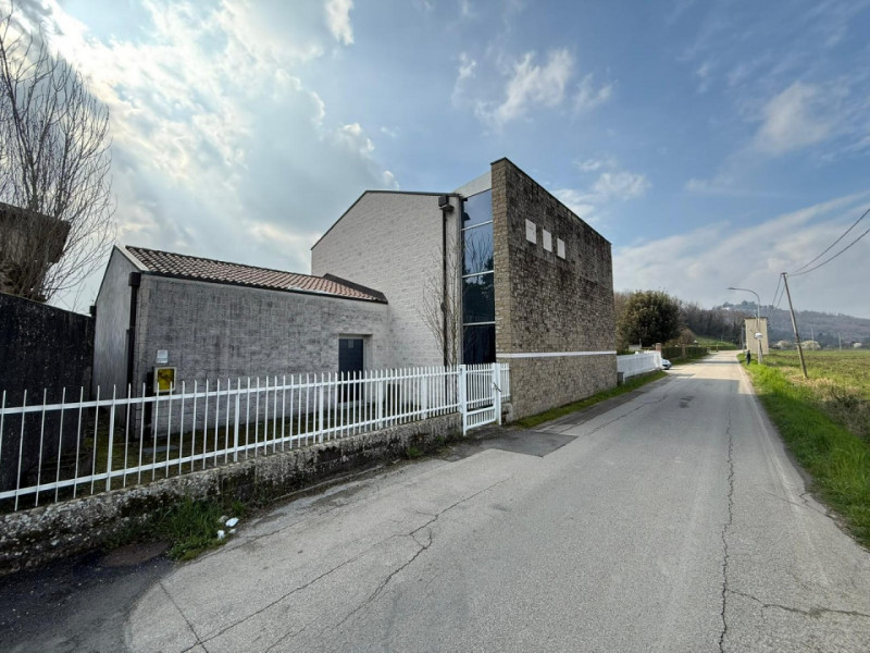 Situato tra le zone di Treponti e Villa di Teolo, ai piedi dei Colli Euganei ed in adiacenza alla...