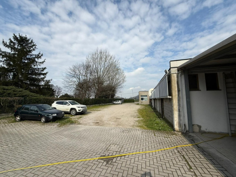 Situato tra le zone di Treponti e Villa di Teolo, ai piedi dei Colli Euganei ed in adiacenza alla...