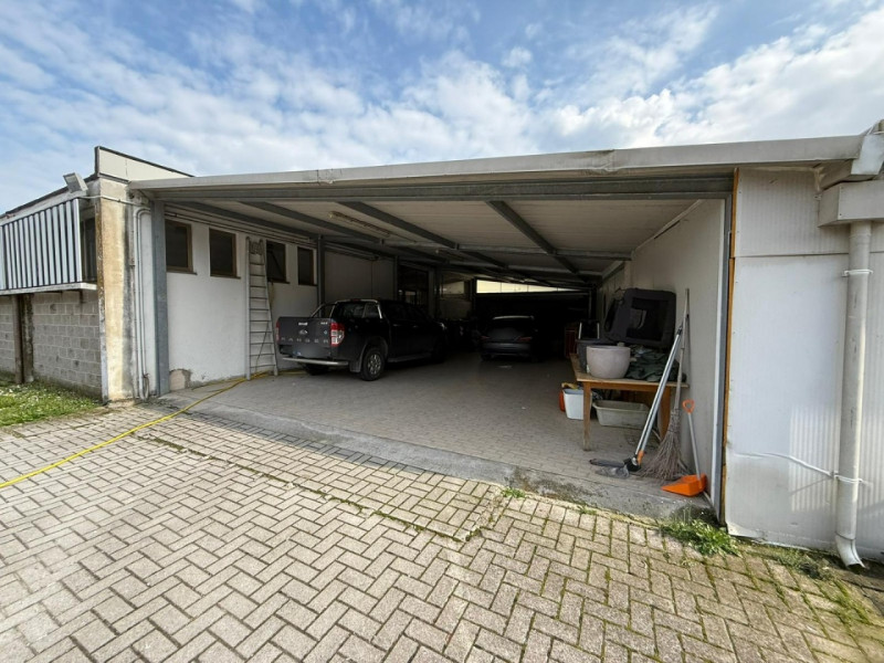 Situato tra le zone di Treponti e Villa di Teolo, ai piedi dei Colli Euganei ed in adiacenza alla...