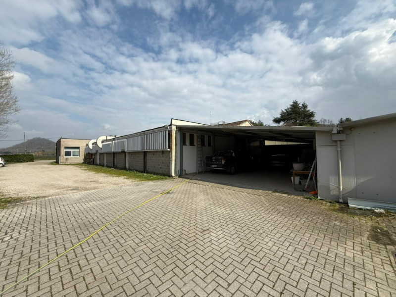 Situato tra le zone di Treponti e Villa di Teolo, ai piedi dei Colli Euganei ed in adiacenza alla...