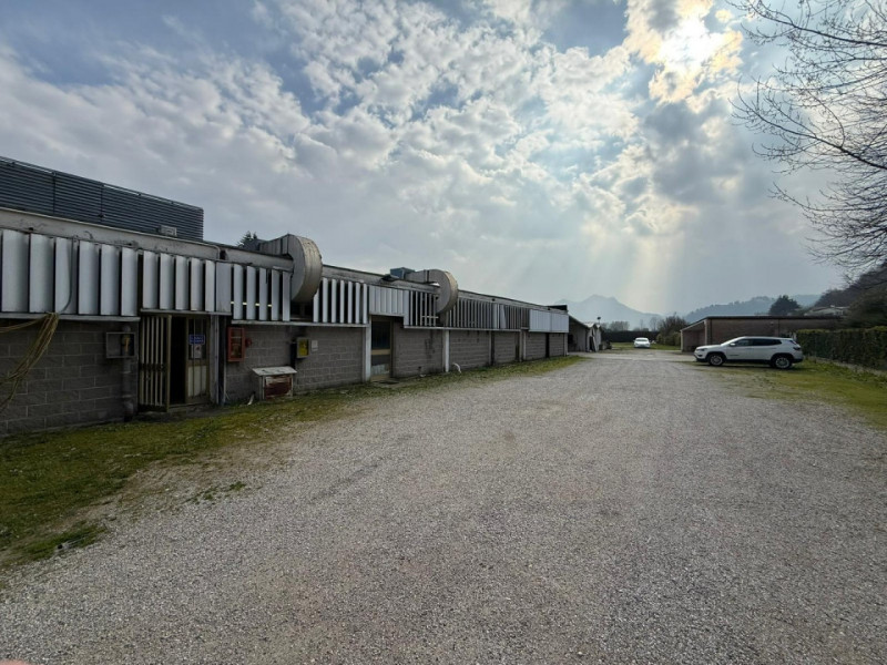 Situato tra le zone di Treponti e Villa di Teolo, ai piedi dei Colli Euganei ed in adiacenza alla...