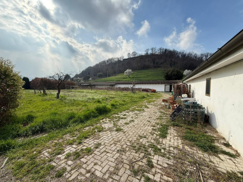 Situato tra le zone di Treponti e Villa di Teolo, ai piedi dei Colli Euganei ed in adiacenza alla...