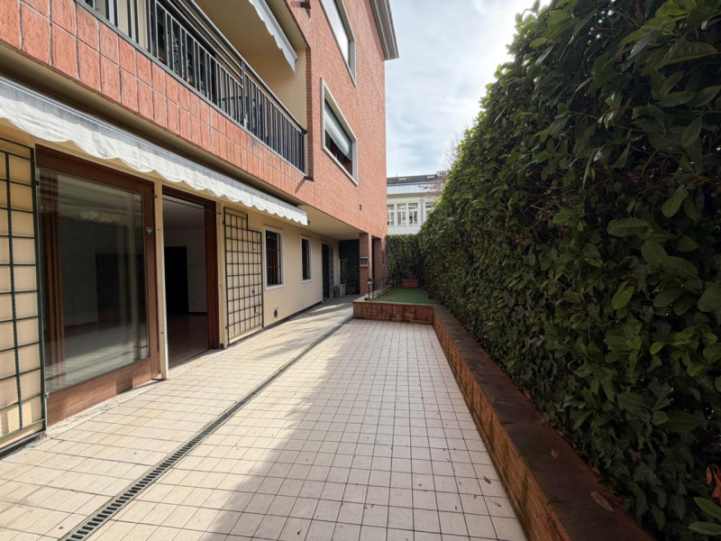 VIALE TRENTO

Inserito in un quartiere ben abitato della città e comoda ai servizi, vicino al cen...