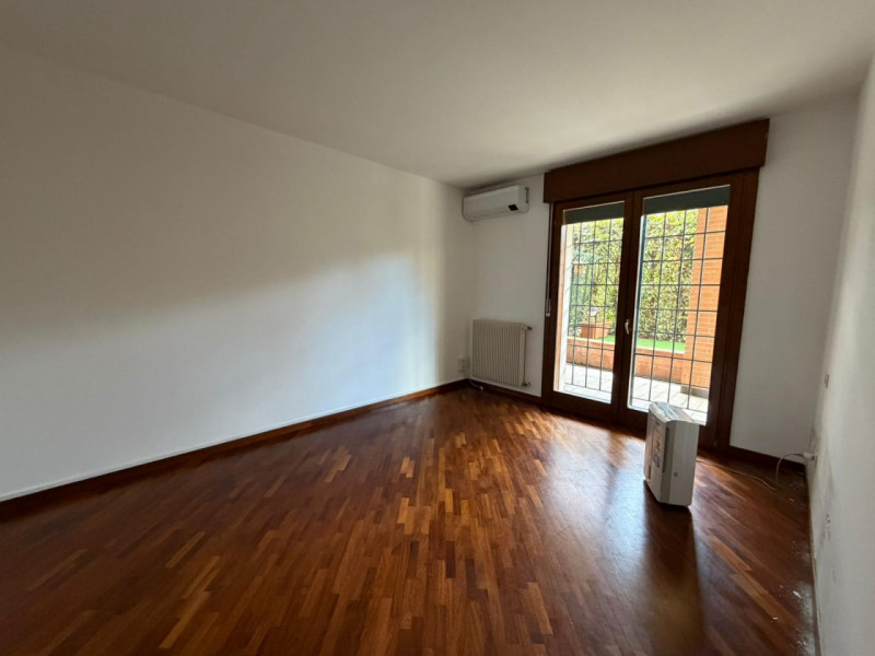 VIALE TRENTO

Inserito in un quartiere ben abitato della città e comoda ai servizi, vicino al cen...