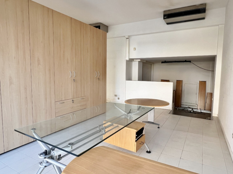 NEGOZIO VETRINATO DI 100 MQ IN ZONA BANCHE A VICENZA - Rif. 8352-1
Al piano terra di elegante con...