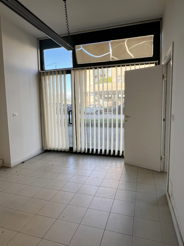 NEGOZIO VETRINATO DI 100 MQ IN ZONA BANCHE A VICENZA - Rif. 8352-1
Al piano terra di elegante con...