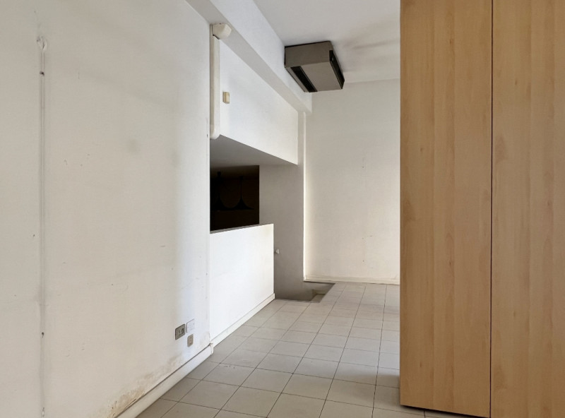 NEGOZIO VETRINATO DI 100 MQ IN ZONA BANCHE A VICENZA - Rif. 8352-1
Al piano terra di elegante con...