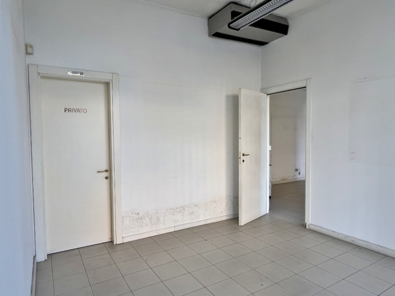 NEGOZIO VETRINATO DI 100 MQ IN ZONA BANCHE A VICENZA - Rif. 8352-1
Al piano terra di elegante con...