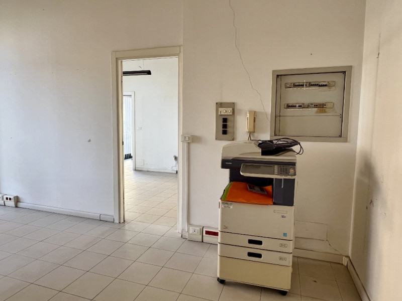 NEGOZIO VETRINATO DI 100 MQ IN ZONA BANCHE A VICENZA - Rif. 8352-1
Al piano terra di elegante con...