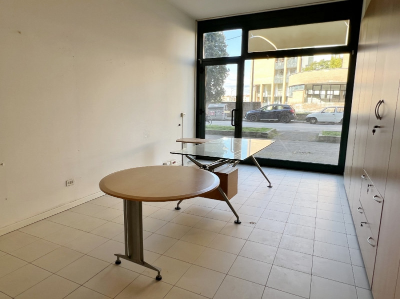 NEGOZIO VETRINATO DI 100 MQ IN ZONA BANCHE A VICENZA - Rif. 8352-1
Al piano terra di elegante con...