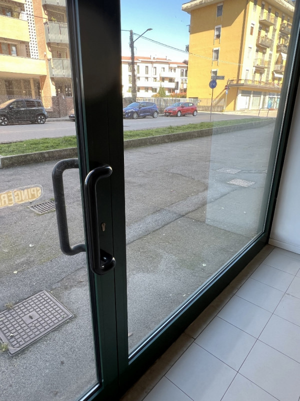 NEGOZIO VETRINATO DI 100 MQ IN ZONA BANCHE A VICENZA - Rif. 8352-1
Al piano terra di elegante con...