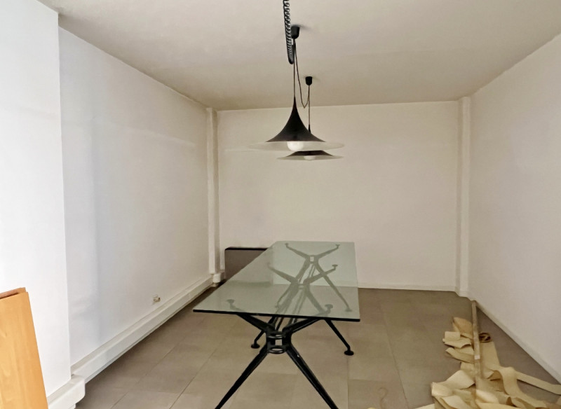 NEGOZIO VETRINATO DI 100 MQ IN ZONA BANCHE A VICENZA - Rif. 8352-1
Al piano terra di elegante con...