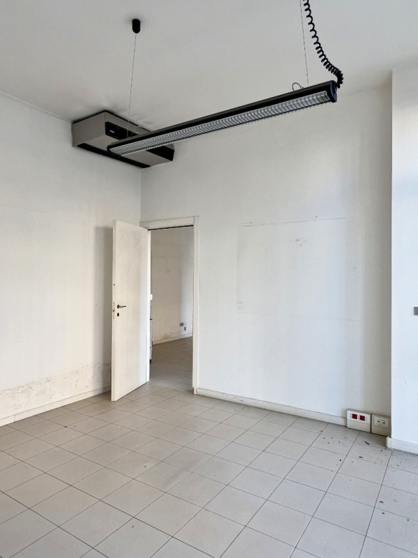 NEGOZIO VETRINATO DI 100 MQ IN ZONA BANCHE A VICENZA - Rif. 8352-1
Al piano terra di elegante con...