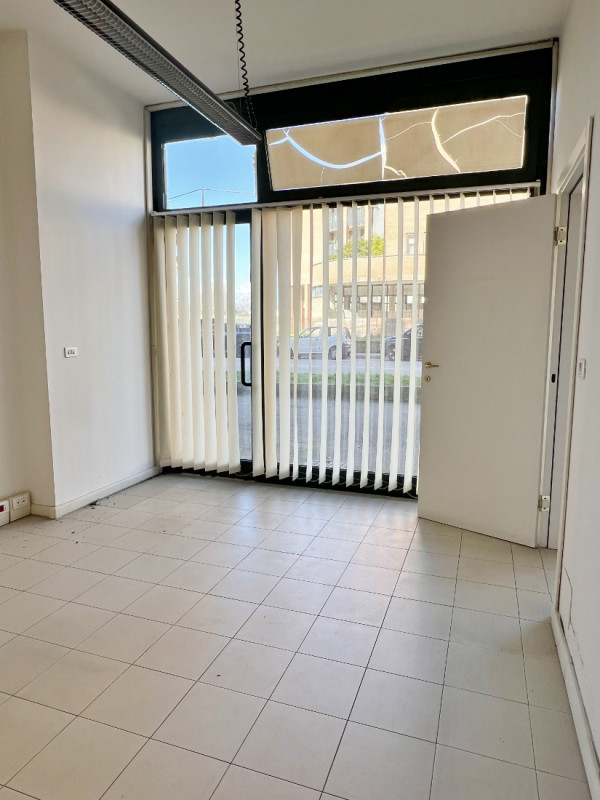 NEGOZIO VETRINATO DI 100 MQ IN ZONA BANCHE A VICENZA - Rif. 8352-1
Al piano terra di elegante con...