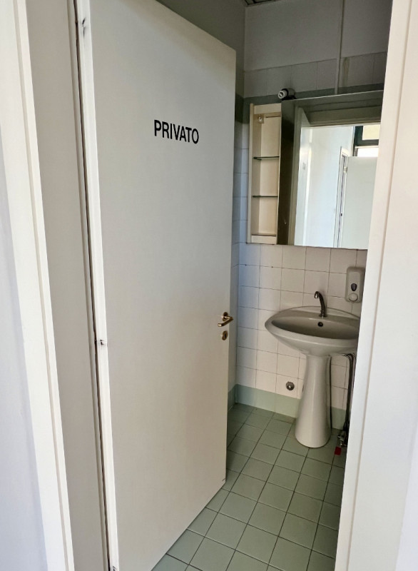 NEGOZIO VETRINATO DI 100 MQ IN ZONA BANCHE A VICENZA - Rif. 8352-1
Al piano terra di elegante con...