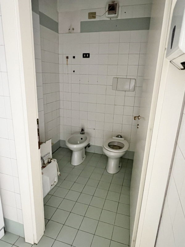 NEGOZIO VETRINATO DI 100 MQ IN ZONA BANCHE A VICENZA - Rif. 8352-1
Al piano terra di elegante con...