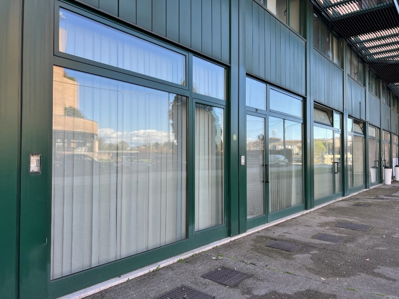 NEGOZIO VETRINATO DI 100 MQ IN ZONA BANCHE A VICENZA - Rif. 8352-1
Al piano terra di elegante con...