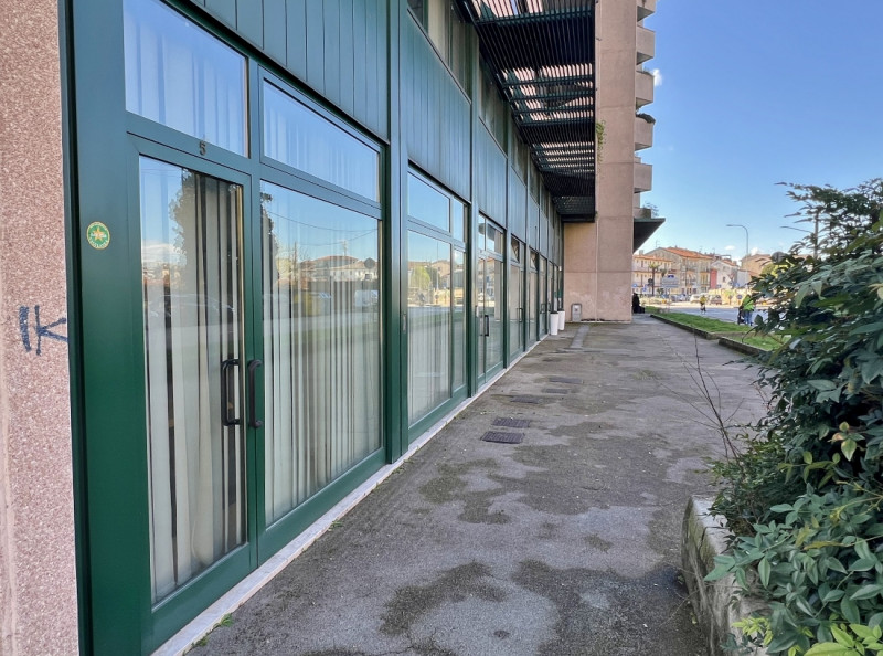 NEGOZIO VETRINATO DI 100 MQ IN ZONA BANCHE A VICENZA - Rif. 8352-1
Al piano terra di elegante con...