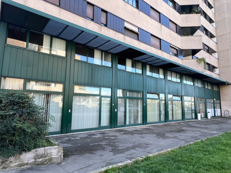 NEGOZIO VETRINATO DI 100 MQ IN ZONA BANCHE A VICENZA - Rif. 8352-1
Al piano terra di elegante con...