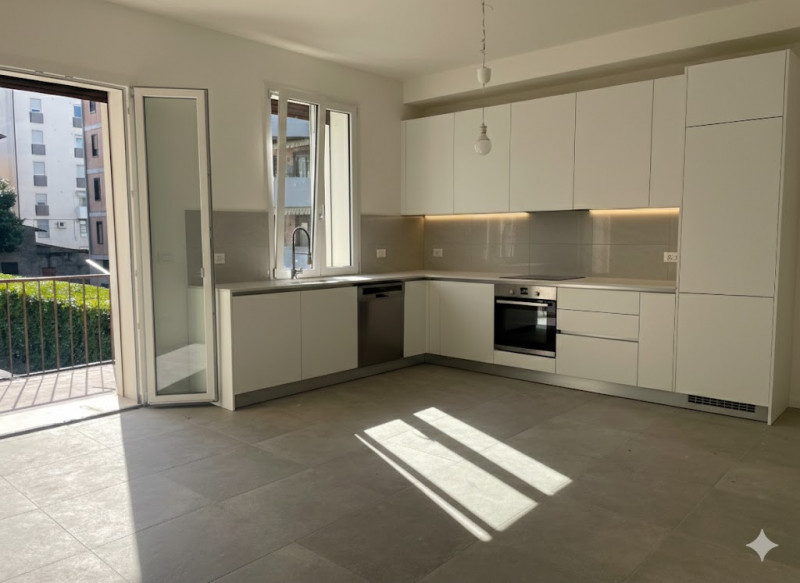 Scopri questo splendido appartamento bicamere situato nel cuore di Santa Bertilla. Completamente ...