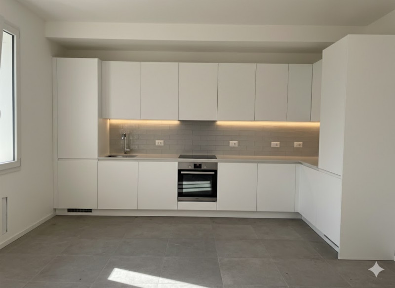 Scopri questo splendido appartamento bicamere situato nel cuore di Santa Bertilla. Completamente ...