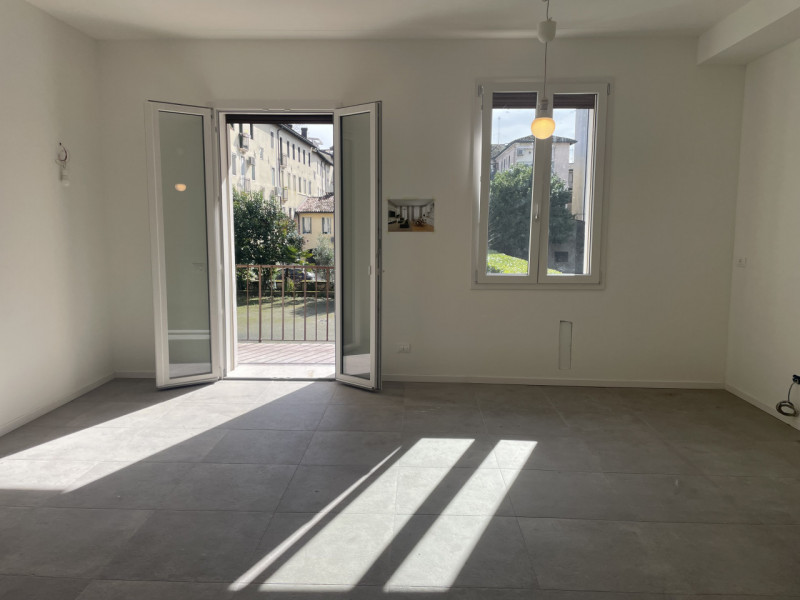 Scopri questo splendido appartamento bicamere situato nel cuore di Santa Bertilla. Completamente ...