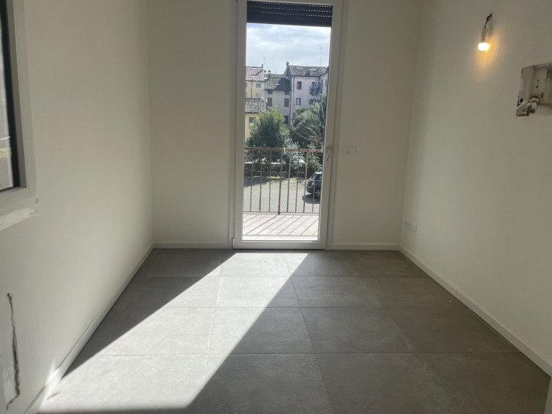 Scopri questo splendido appartamento bicamere situato nel cuore di Santa Bertilla. Completamente ...