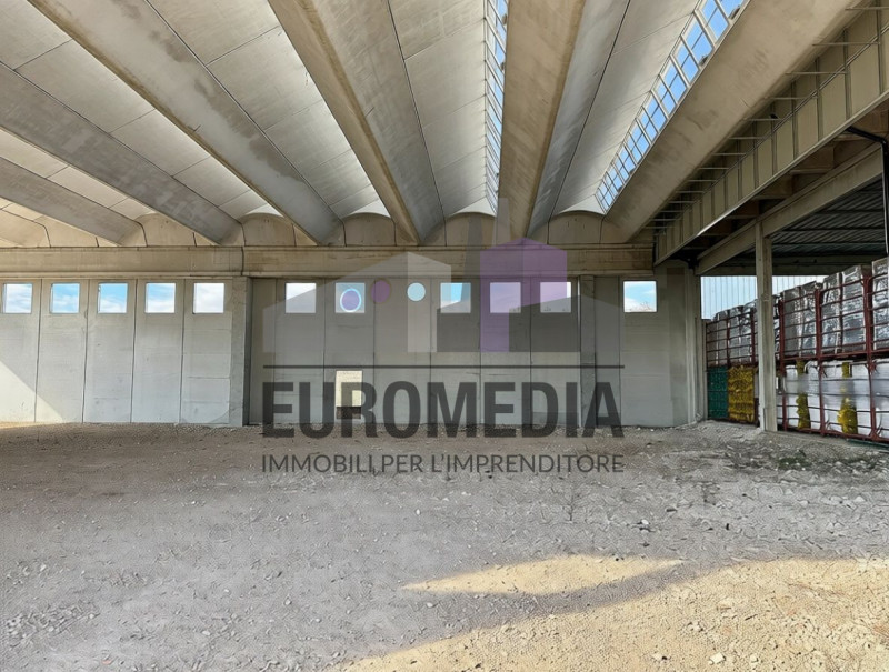 Per informazioni: 375.7062731

EUROMEDIA propone in vendita un interessante immobile a destinazio...