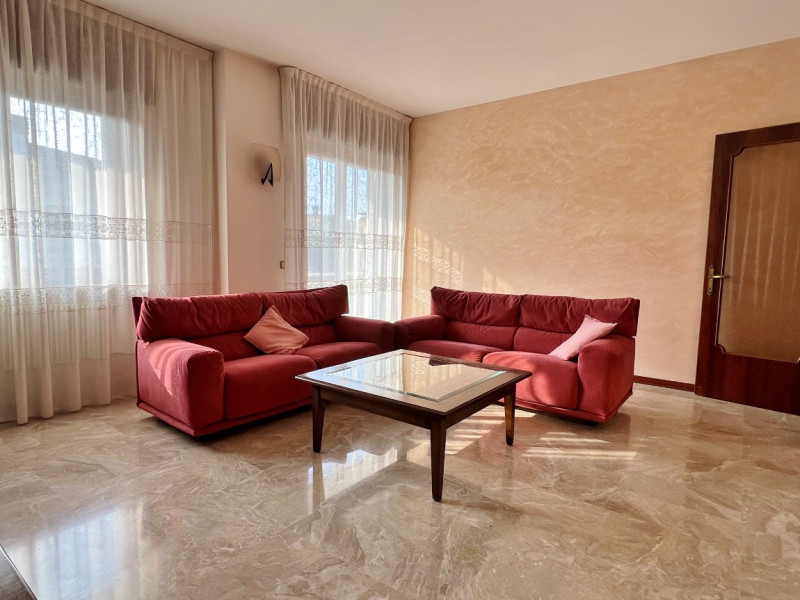 CASA SINGOLA CON AMPIO GIARDINO NEL CUORE DI SOVIZZO - RIF. 8353
In posizione centralissima a Sov...