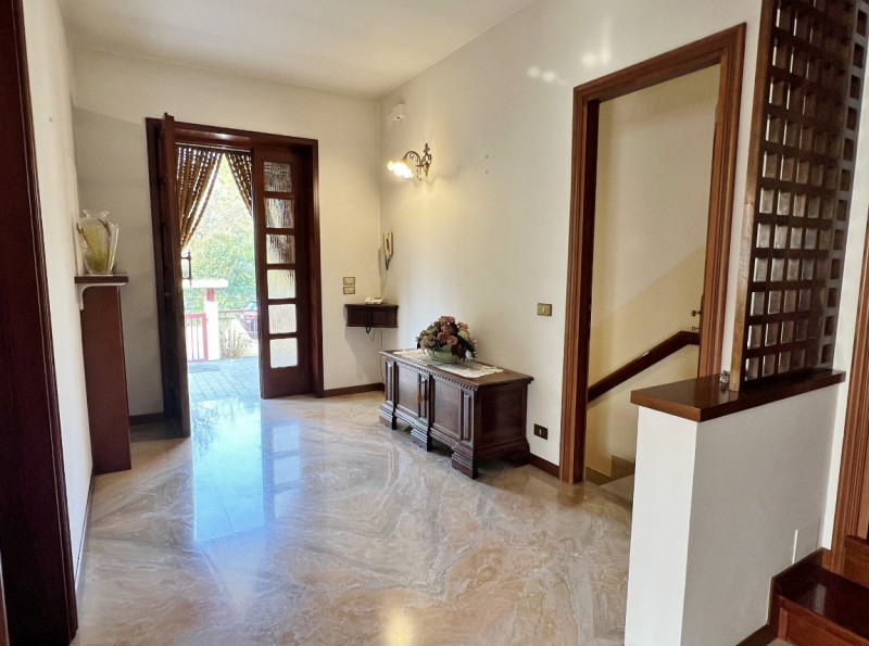 CASA SINGOLA CON AMPIO GIARDINO NEL CUORE DI SOVIZZO - RIF. 8353
In posizione centralissima a Sov...