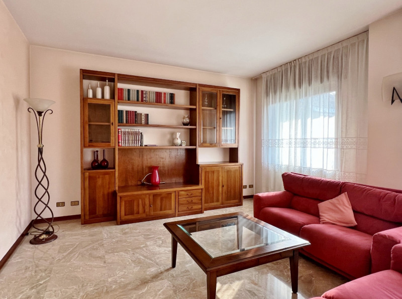 CASA SINGOLA CON AMPIO GIARDINO NEL CUORE DI SOVIZZO - RIF. 8353
In posizione centralissima a Sov...