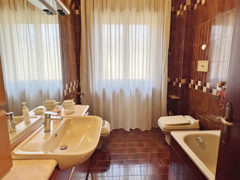 CASA SINGOLA CON AMPIO GIARDINO NEL CUORE DI SOVIZZO - RIF. 8353
In posizione centralissima a Sov...