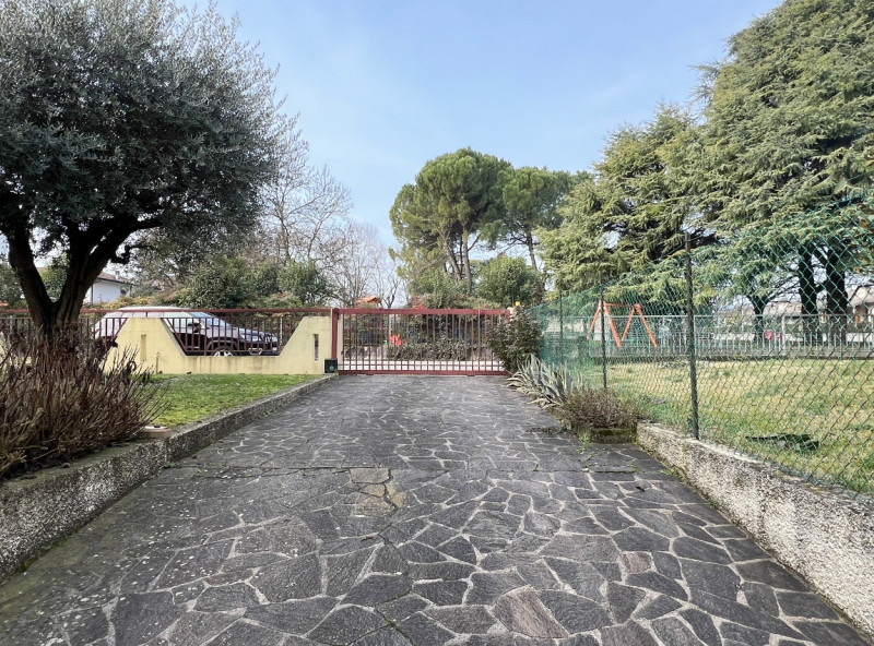 CASA SINGOLA CON AMPIO GIARDINO NEL CUORE DI SOVIZZO - RIF. 8353
In posizione centralissima a Sov...